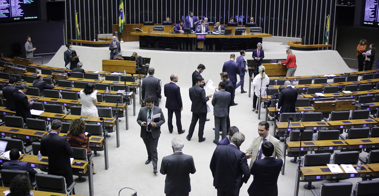 Deputados analisam propostas em Plenário
