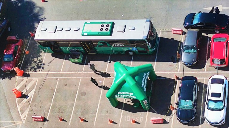 Ônibus coleta resíduos eletrônicos