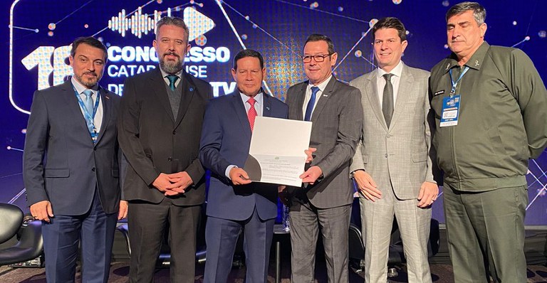 Vice-presidente Mourão entrega decreto ao secretário Maximiliano Martinhão