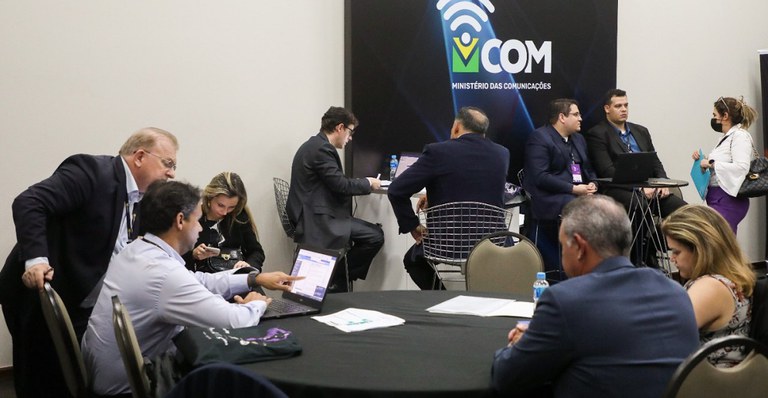 Emissoras são atendidas pelo MCom durante Congresso Brasileiro de Radiodifusão