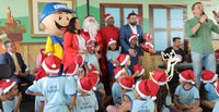 Crianças de Santa Maria (DF) recebem presentes do Papai Noel dos Correios