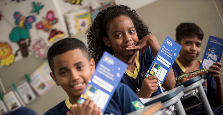 estudantes de minas gerais recebem chip - alexandre rezende.png