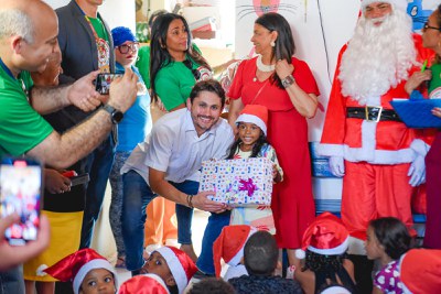 Ministro Juscelino Filho participa da entrega dos presentes