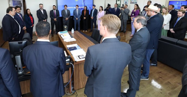 Ministro se reúne com parlamentares para discutir projetos de telecomunicações