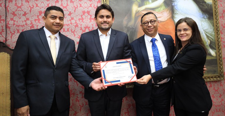 Juscelino Filho visita instalações da UFMA