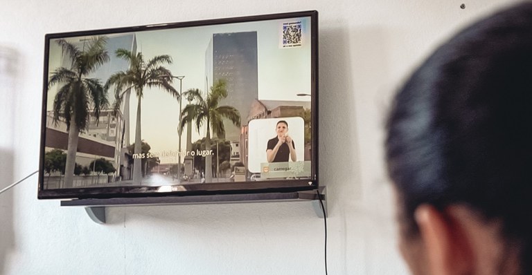 FOTO Pablo Le Roy_pessoa assistindo tv_221004.JPG