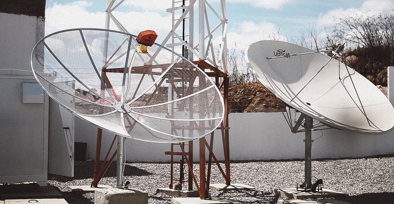 FOTO Pablo Le Roy_antena parabolica 221004.JPG