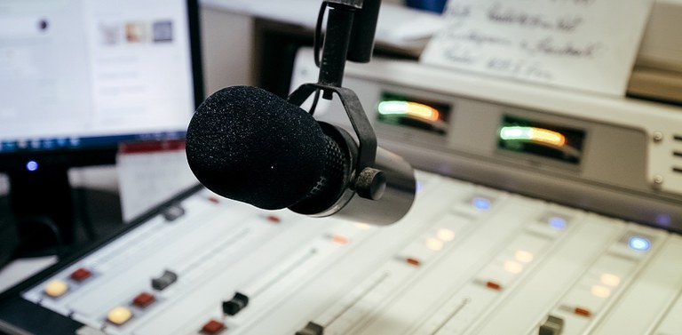 Serviço de Radiodifusão Comunitária vai beneficiar mais de 11 mil pessoas; autorizações foram publicadas no Diário Oficial da União desta segunda (29)