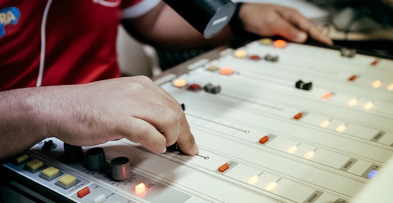foto mesa de radio - pablo le roy - 16022024.jpg