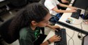 estudante usa computador em escola - pablo le roy.jpeg