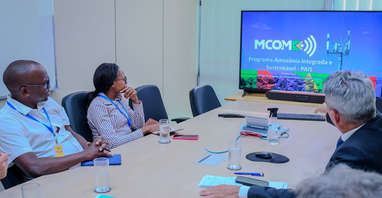 reunião uganda mcom.jpg