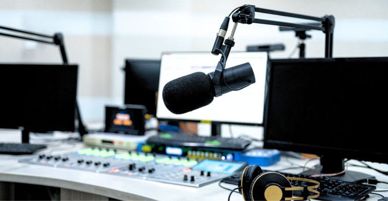 rádio educativa.jpg