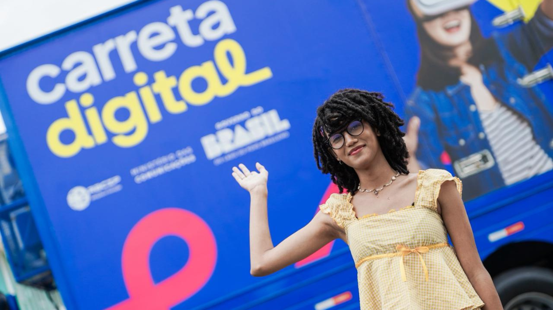 Com cursos gratuitos de robótica, manutenção de celulares e montagem de computadores de alto desempenho, o projeto itinerante promove a capacitação e a inclusão digital de jovens pernambucanos