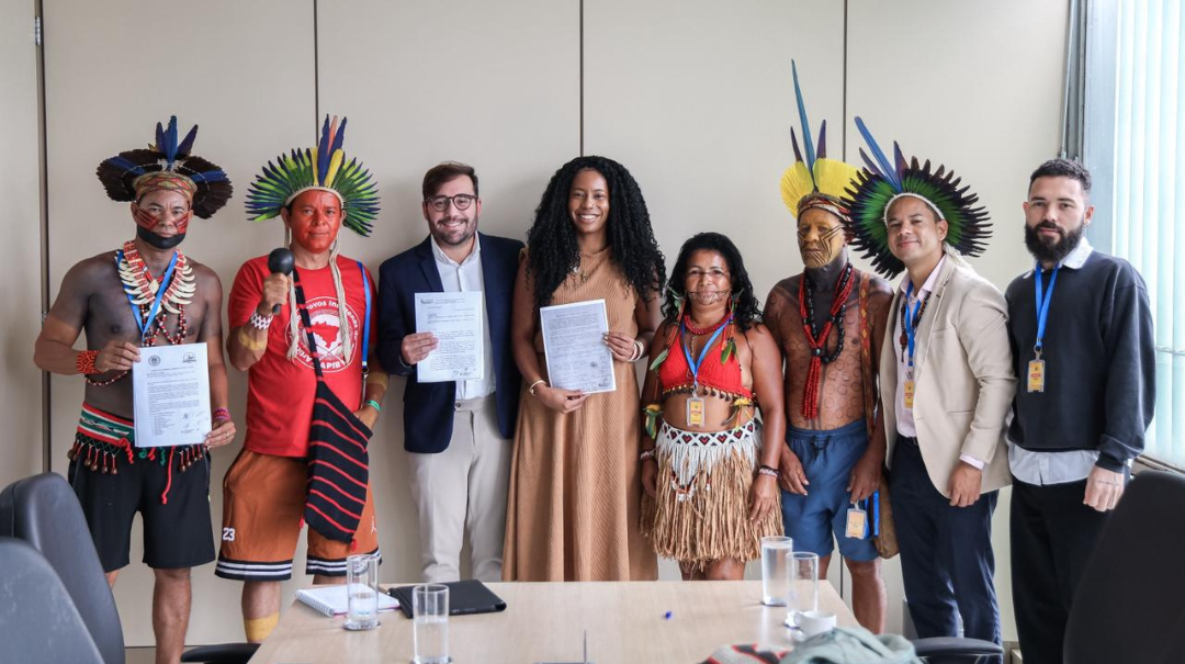 Encontro com lideranças Pataxó do território indígena Ponta Grande. Foto: Peter Neylon