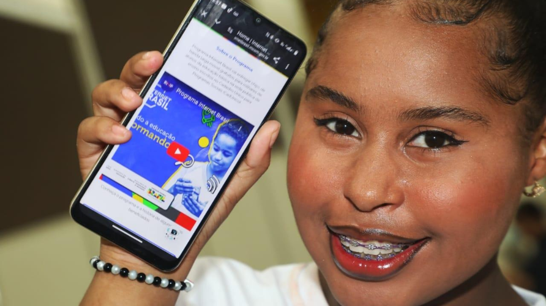 Histórias reais de estudantes mostram como o programa já beneficiou mais de 150 mil alunos e ampliou a inclusão digital nas escolas