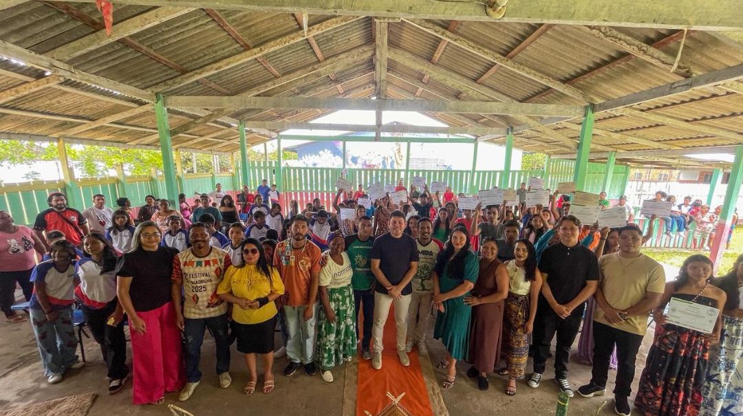 Laboratório de informática itinerante, com notebooks doados pelo Computadores para Inclusão, formou a primeira turma de informática básica