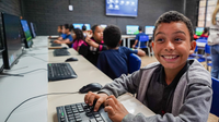 Santa Catarina supera 70% das escolas públicas conectadas e Brasil avança para universalizar internet na educação até 2026