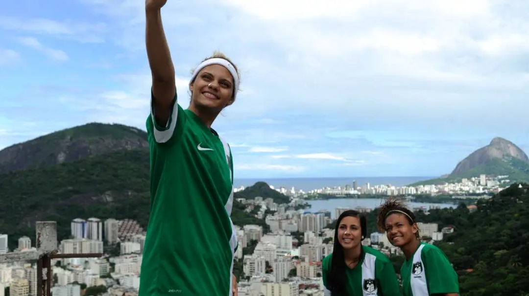 Programa com recursos do FUST reembolsável leva fibra óptica e 4G/5G a favelas, periferias e municípios de todo o país