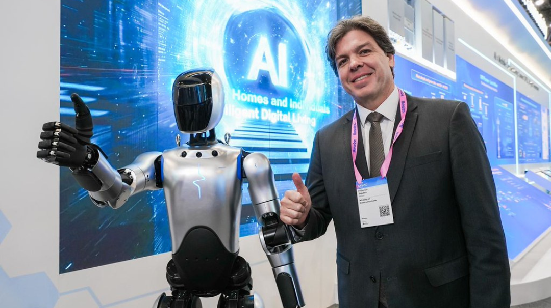 Além de atrair investimentos, país participa ativamente da definição de regras, modelos regulatórios e estratégias de conectividade que influenciam o mundo