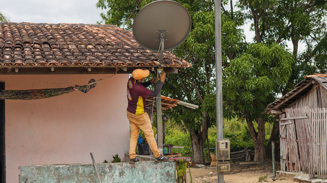 Moradores de 108 cidades já podem agendar a instalação de parabólicas pelo programa