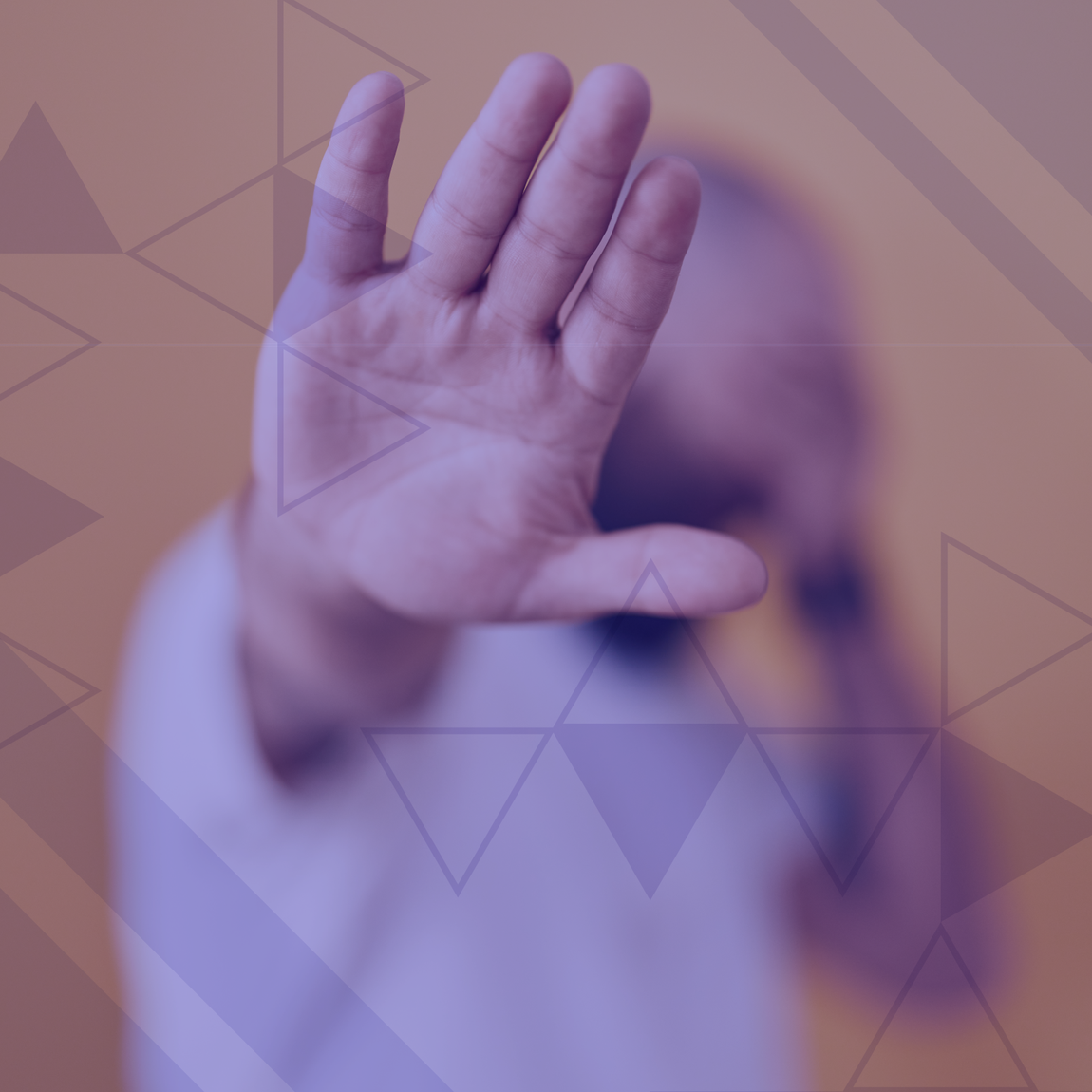 Imagem de apoio. Imagem da mão de um homem em primeiro plano sinalizando uma negativa/afastamento.