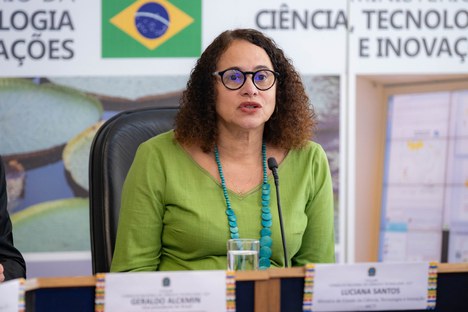 Luciana Santos, Ministra da Ciência, Tecnologia e Inovação e vice-presidenta do CCT, defende a ascensão de mulheres na ciência como questão de excelência e desenvolvimento nacional. Foto: Rodrigo Cabral/MCTI