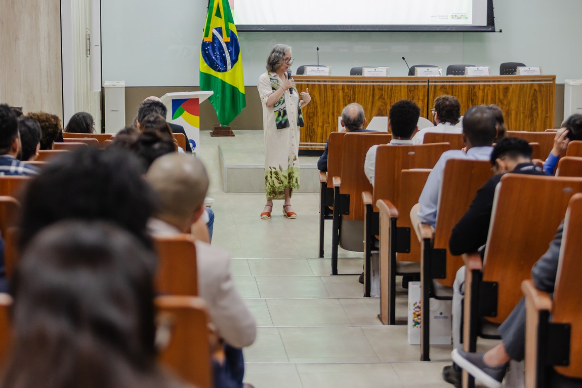 Denise Carvalho, Chefe da Assessoria do CCT, apresentou o Conselho aos novos servidores durante a abertura do Programa de Ambientação dos Analistas em Ciência e Tecnologia, destacando a relevância dos que chegam por meio do concurso para a construção de um país soberano e autônomo, com domínio científico e tecnológico.