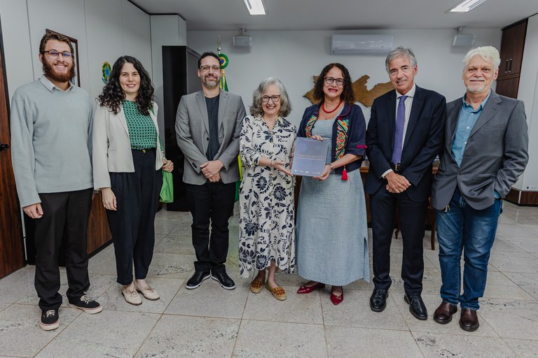 Entrega do livro dos 50 anos do CCT para a Ministra Luciana Santos