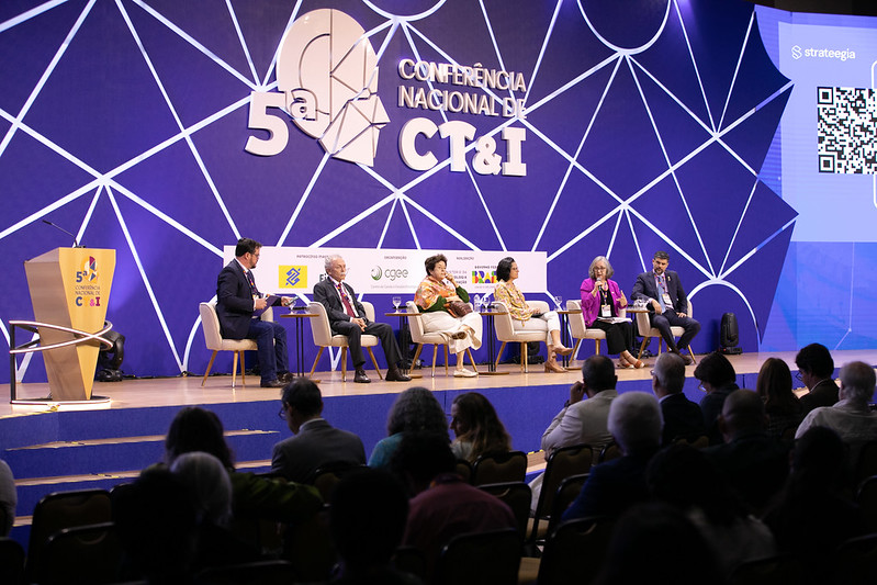 A Chefe da Assessoria do CCT, Denise Carvalho, destaca a evolução do CCT e o marco histórico de seus 50 anos. Foto: Ascom/MCTI