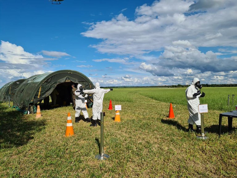 Força Aérea treina cadetes contra ataques químicos e biológicos