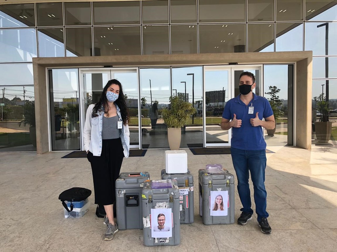 Pesquisadores da USP na chegada ao Sirius exibem fotos dos colaboradores que ficaram em São Carlos