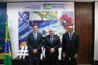 Ministro Marcos Pontes recebe projeto para cursos na Base de Alcântara