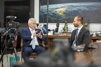 Deputado federal Eduardo Bolsonaro entrevista o ministro Marcos Pontes