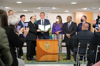 Presidente Jair Bolsonaro assina projeto para regulamentar a profissão de Educação Física