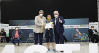 Campeões de olimpíadas científicas recebem medalha do ministro
