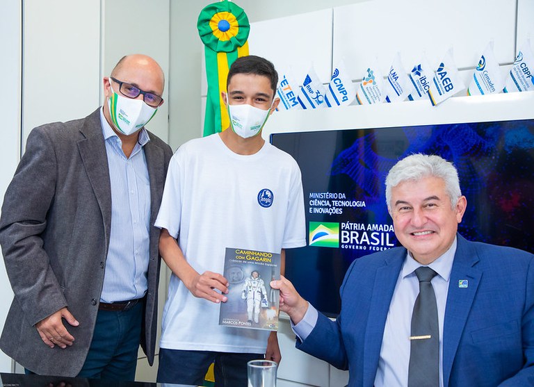 MCTI_ministro e Lucas.jpg