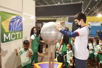 Equipamentos do espaço “Pop Ciência MCTI” mostram como crianças podem aprender brincando