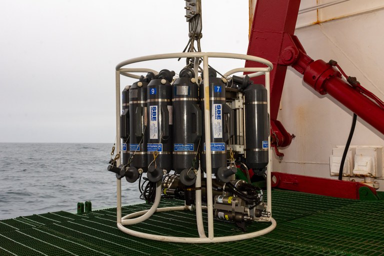 Equipamento Rosetti utilizado para coleta de amostras de água em alto-mar