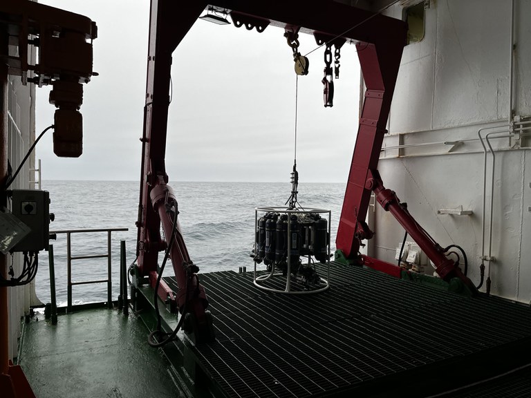 O navio atravessa o estreito de Drake em baixa velocidade para permitir a coleta de amostras