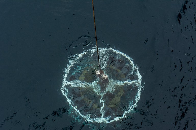 8_No estreito de Dake, coleta de água foi realizada em 2 mil metros de profundidade.jpg