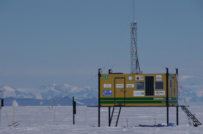 Módulo científico Criosfera 2, instalado no deserto polar, é totalmente automatizado e sustentável, abastecido por enertia solar e eólica(1).jpg
