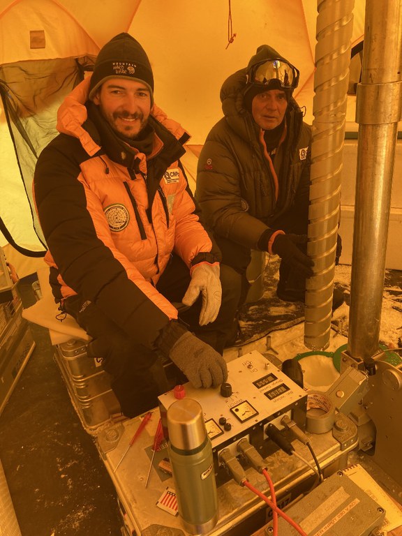 Perfuração do manto para retirada de testemunhos de gelo para análise da história do clima do planeta