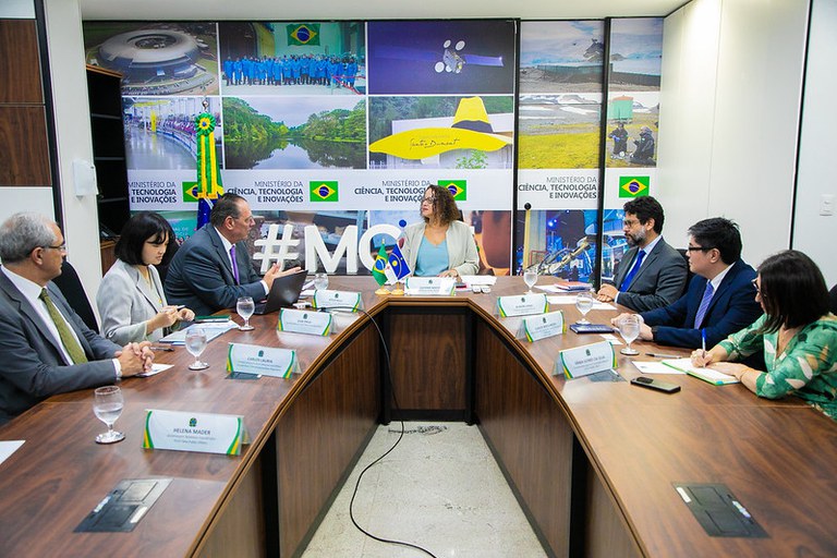 Ministro se reúne con representantes de Huawei — Ministerio de Ciencia, Tecnología e Innovación