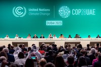 COP28: Urgência da ação climática coloca meios de implementação e redução de emissões como questões centrais
