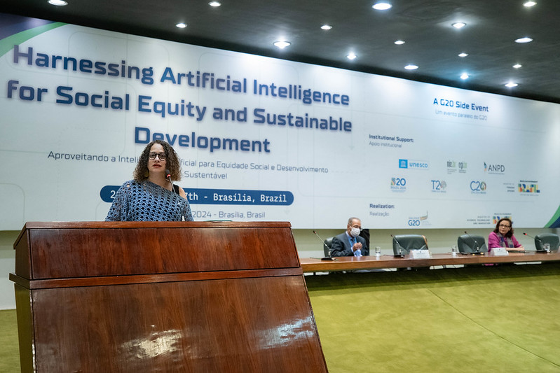 Em evento do G20, Luciana Santos apontou desafio de superar desigualdades entre países nas aplicações de inteligência artificial e necessidade de usar tecnologia em benefício da população