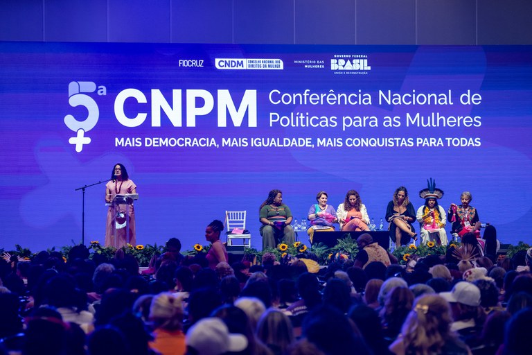 Ministra Luciana Santos apresenta ações para meninas e mulheres em painel da 5ª CNPM