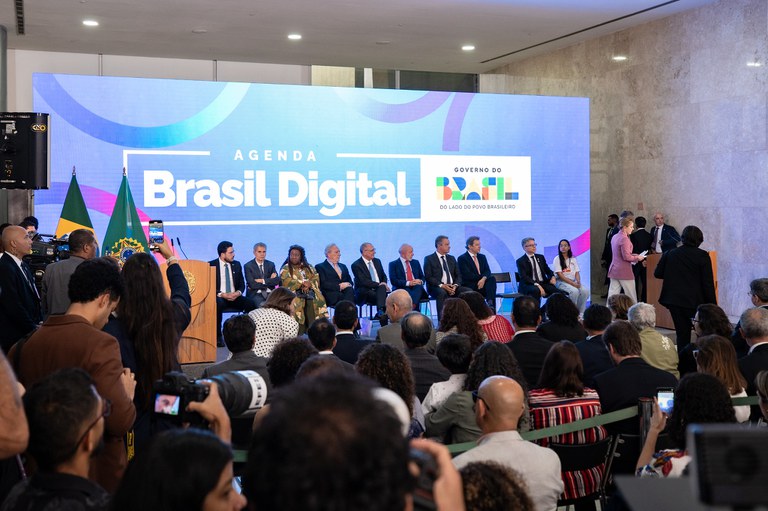Ministra participa de sanção da lei que protege crianças e adolescentes no ambiente digital