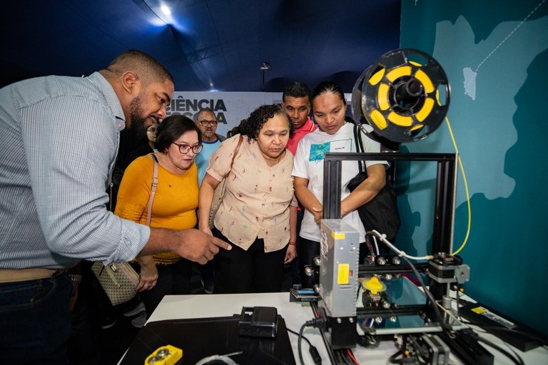 Alunos da Educação de Jovens e Adultos visitam a 22ª SNCT.