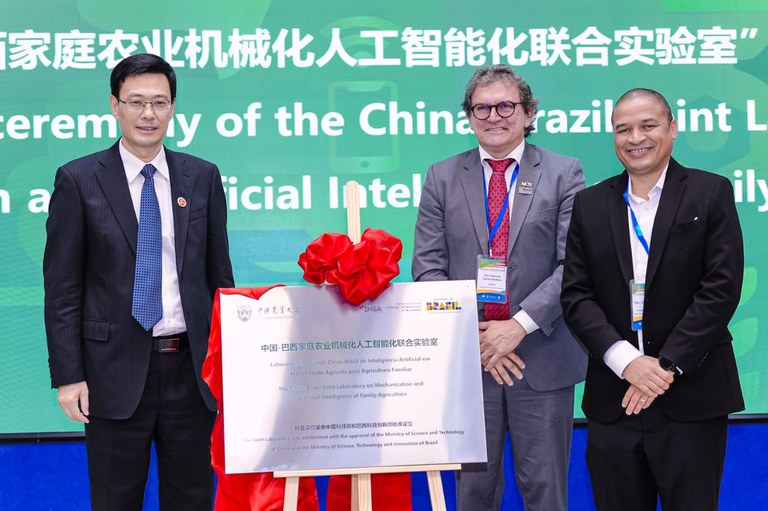 Brasil e China lançam pedra fundamental de laboratório de mecanização agrícola para beneficiar a agricultura familiar