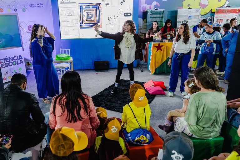 Apresentação do Teatro Científico, no estande Pop Ciência, no SNCT 2025. Foto: Luara Baggi (ASCOM/MCTI)